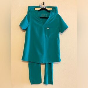 Figs green set- size M top and M/Tall bottoms